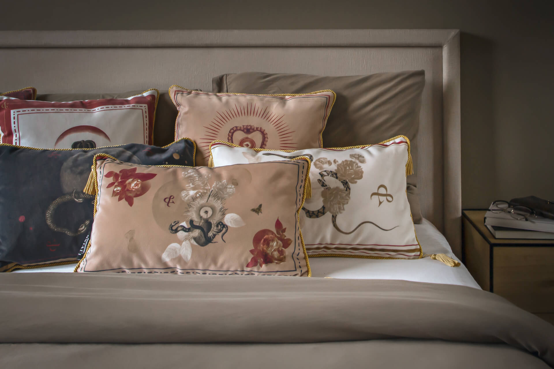 premium poduszki dekoracyjne na łóżku tworzące stylową kompozycję