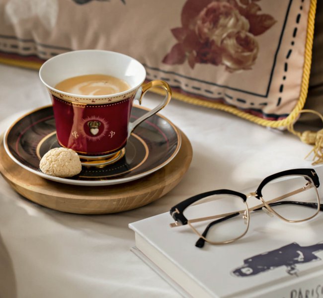 popołudniowa kawa i książka w łóżku w filiżance LIVING by paprocki&brzozowski