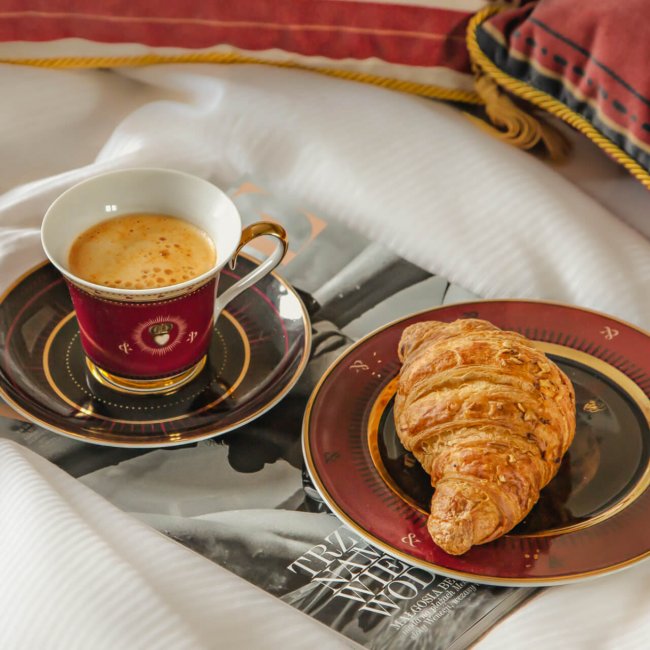kawa i ciastko w łóżku z ekskluzywną porcelaną LIVING by paprocki&brzozowski