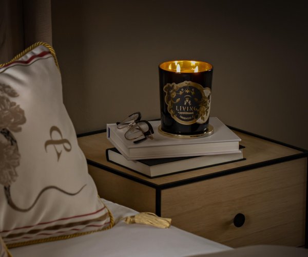świeca oriental LIVING by paprocki&brzozowski na szafce nocnej przy łóżku wraz z książkami